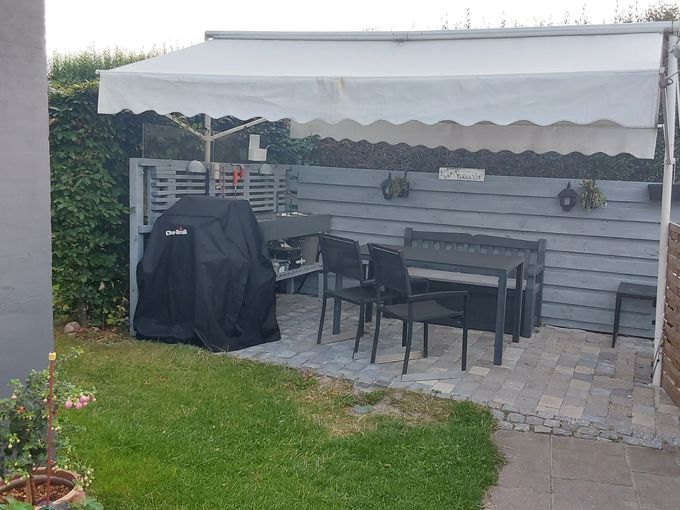 Gæste terrasse med udekøkken og grill. 